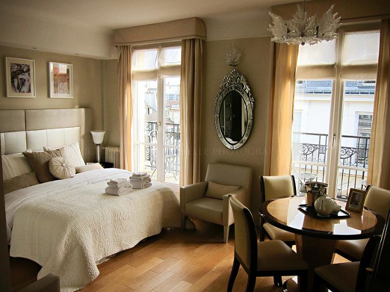 an american photographer living in an apartment in paris