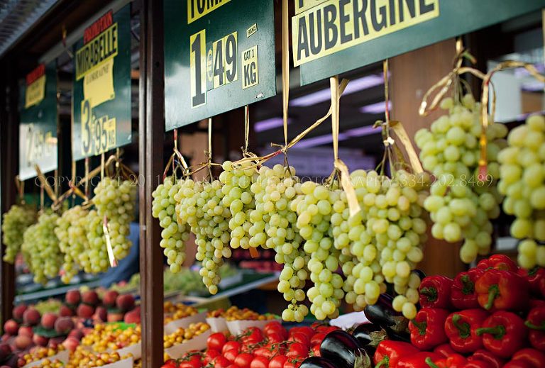 an american wedding photographer visits rue montorgueil in paris