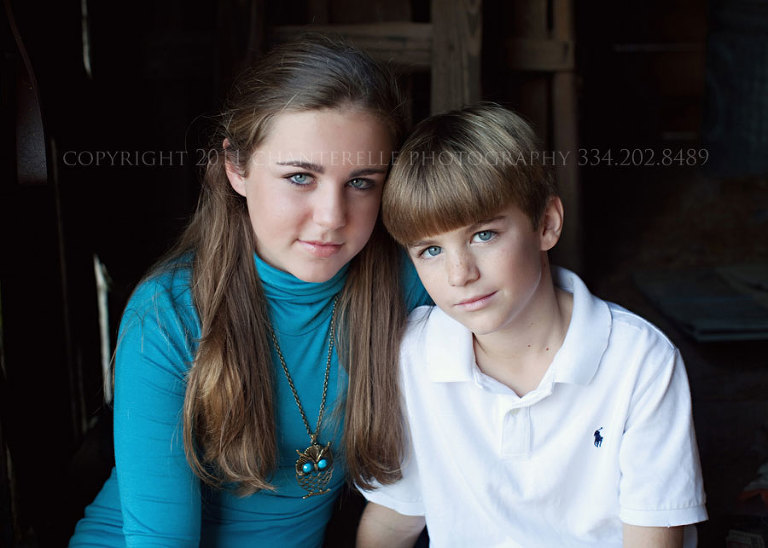 a family portrait session on a farm in tallassee alabama