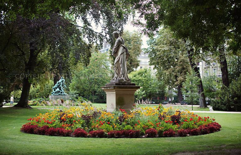 an american wedding photographer travels to live in a paris apartment