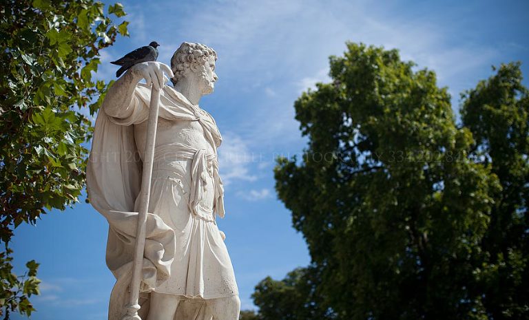 an american wedding photographer travels to live in a paris apartment