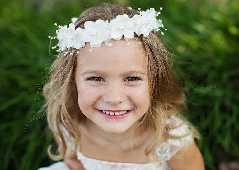 a flowergirl at an oaks plantation wedding in pike road