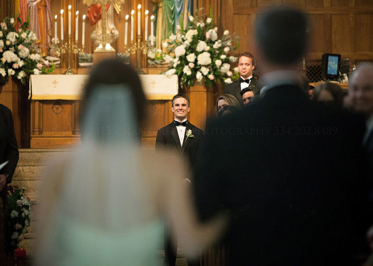 groom sees bride walking down the aisle at first united methodist church