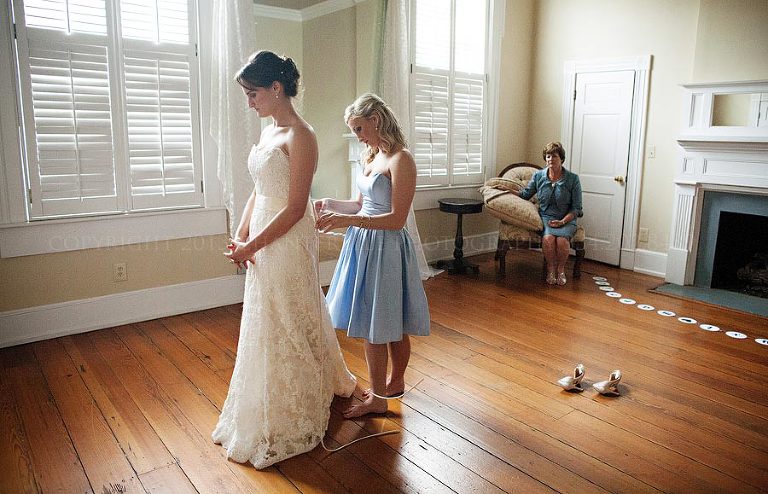 bride getting dressed at the oaks plantation in pike road