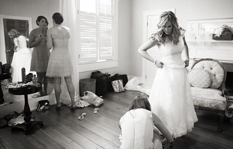 bride getting ready at the oaks plantation