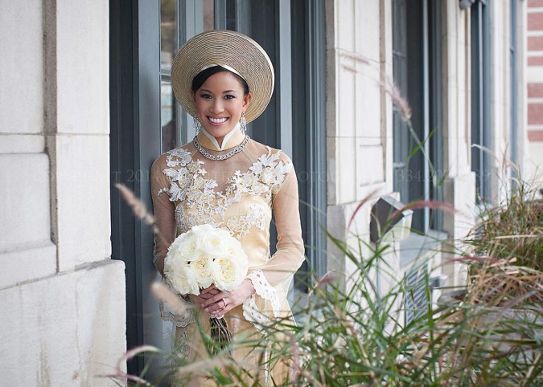 bride in traditional vietnamese wedding dress