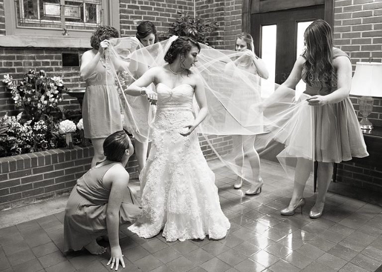 bride getting ready with bridesmaids in tennessee