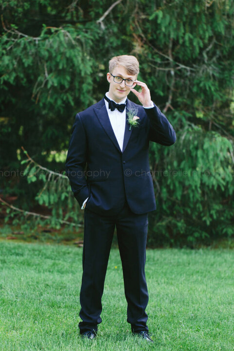 groom adjusting glasses before north carolina wedding
