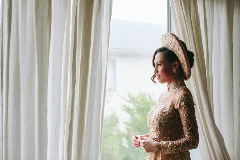 vietnamese bride wearing ao dai