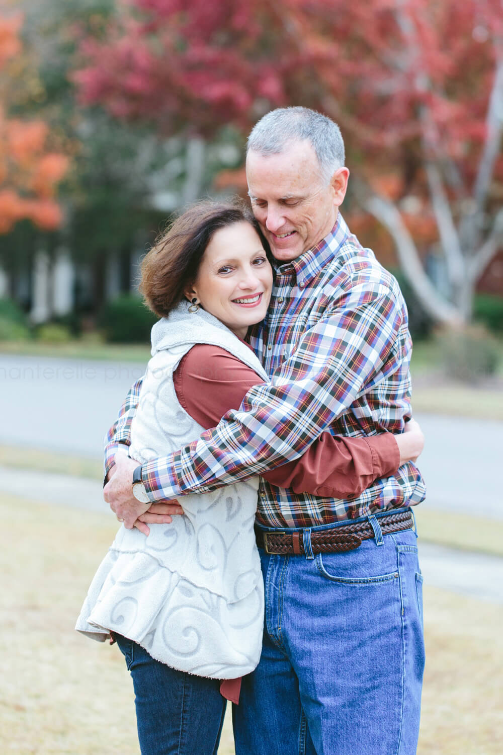 parents hugging in montgomery portrait session